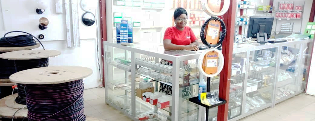 Intérieur de la boutique SOPIC à Douala — câbles, éclairage et matériel électrique