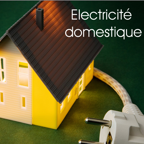 Technicien électricien travaillant sur un tableau de distribution