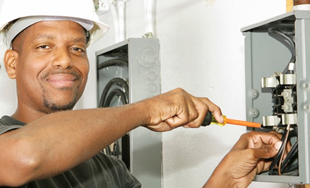 Lignes électriques haute tension – matériel électrique professionnel fourni par SOPIC à Douala, Cameroun